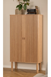 Hoge bergkast Jels met schuifdeur van houten latten