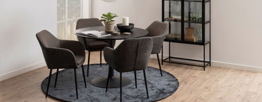 Eettafel Farstrup in zwart eiken uitgevoerd