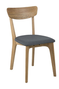 Houten eetstoel Hunseby met grijze stoffen zittting